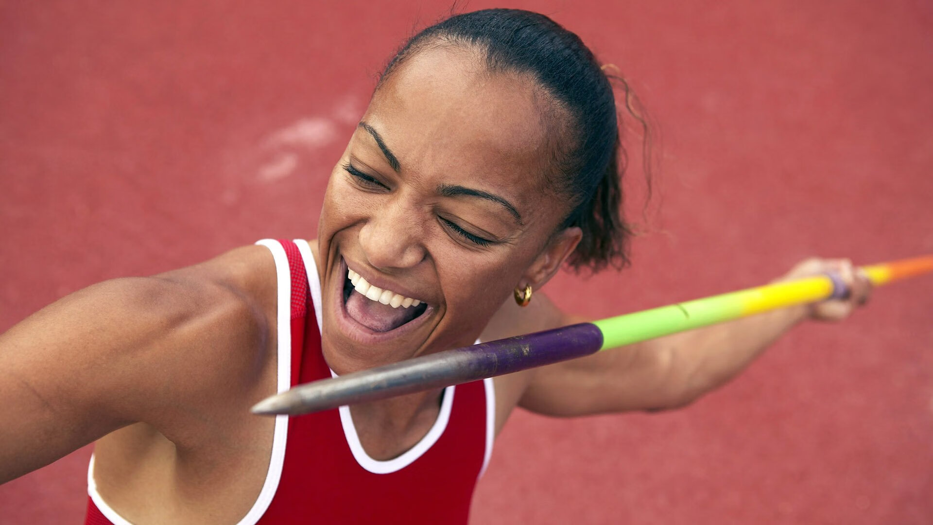 中锋与边锋配合默契，战术执行精准，边锋是中场还是前锋