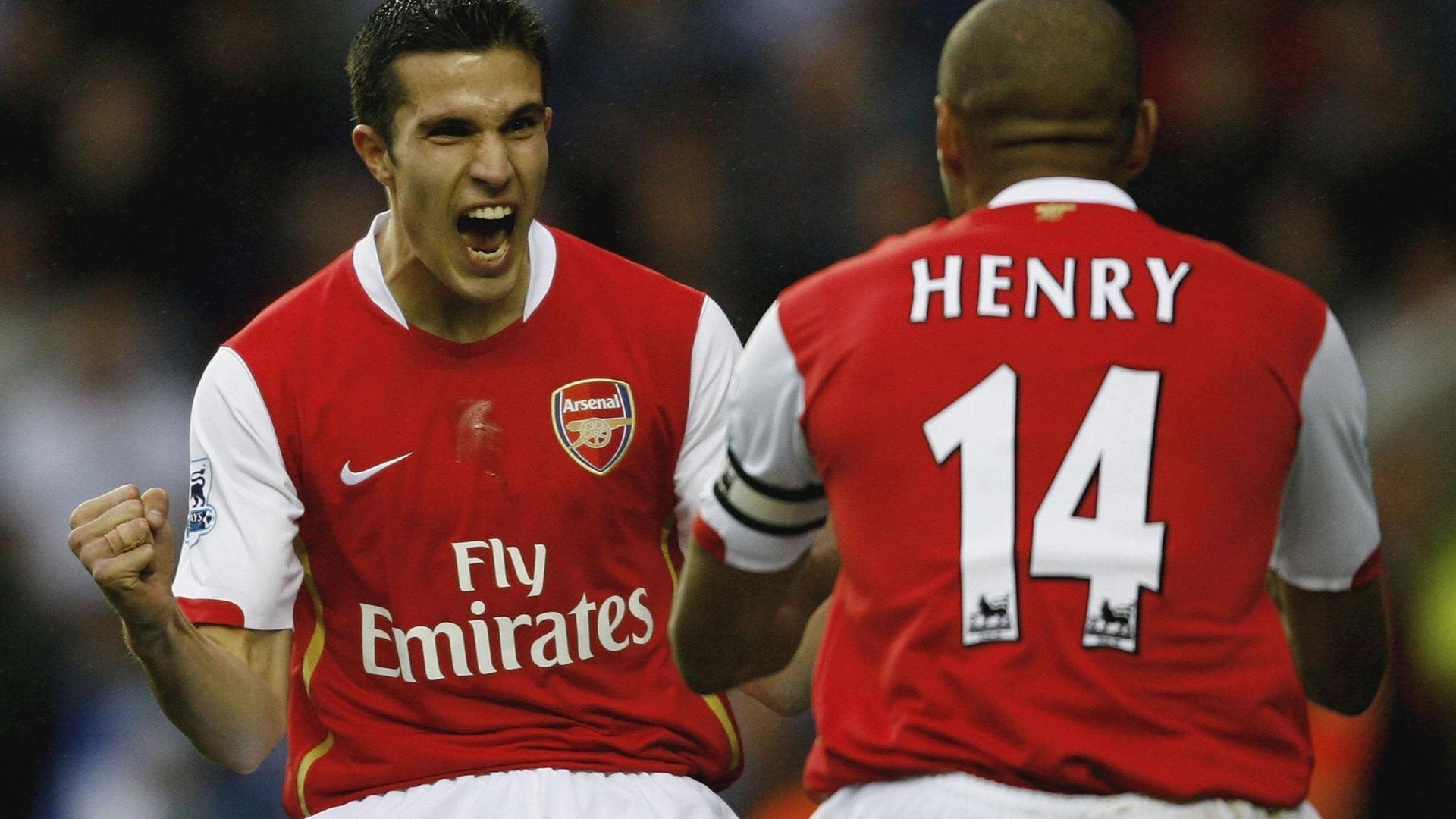 中锋与边锋配合默契，战术执行精准，边锋是中场还是前锋