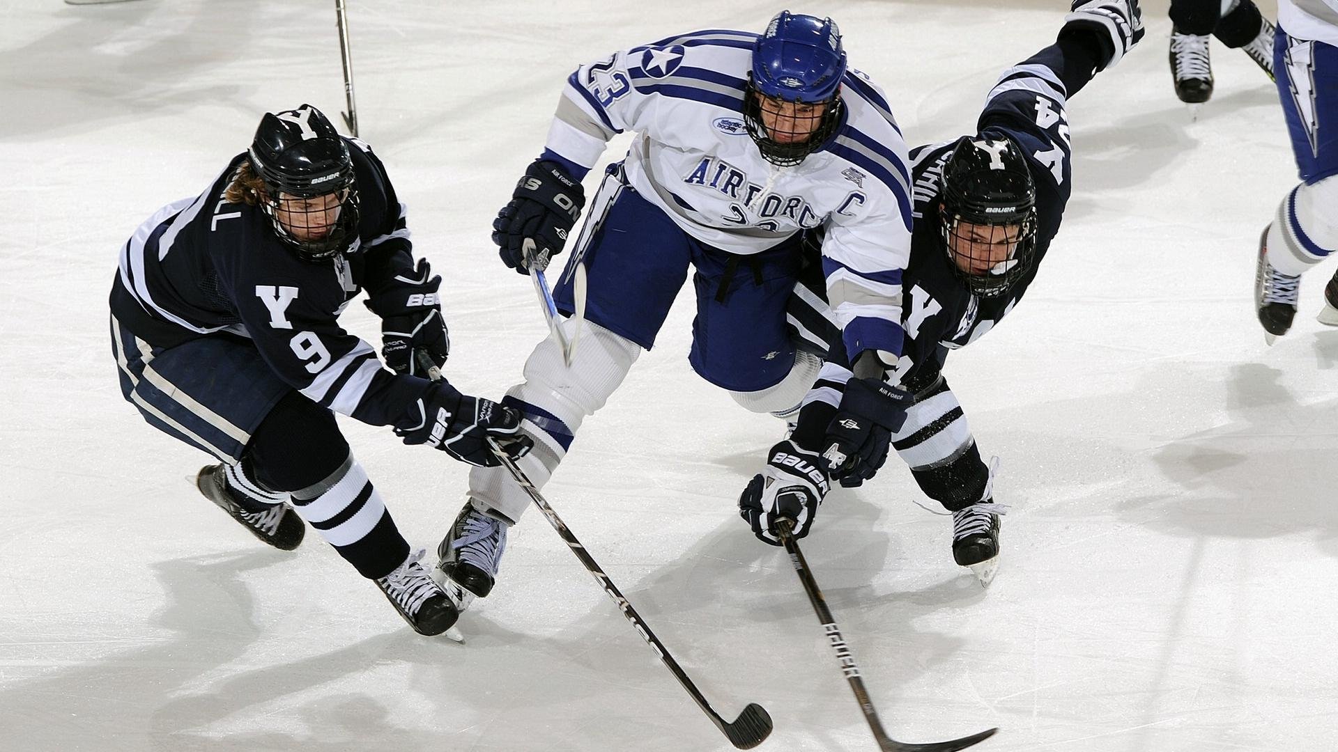 美国队混合4×100米自由泳接力决赛夺冠，美国女子4x200米自由泳接力